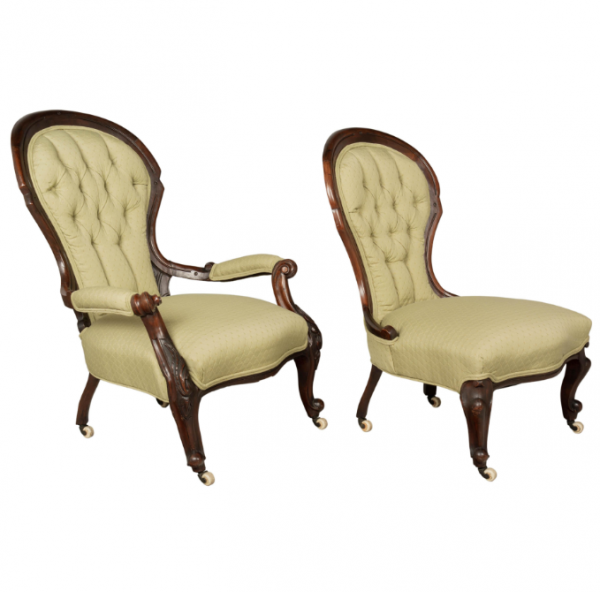 Kursi berbingkai ukiran